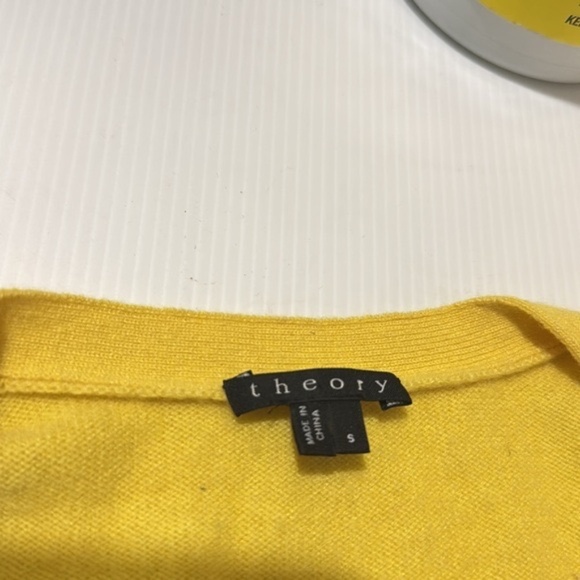 Theory 100% Cashmere Oversized Yellow Fine Knit long sleeve button down - Picture 4 of 8
